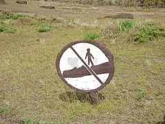 不要踩在摩埃石像上