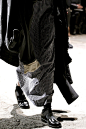 ◐Comme des Garçons spring 2011 RTW◑

这是一场属于川久保玲式的分裂与混乱——精致的羽毛和网眼流线型夹克、被拉长和膨胀的，几乎像斗篷一样的黑色外套、还有哥特风条纹罩衫及置于背后的长裙，一切都令人联想到多重人格的概念，深邃而纯粹的，以“把衣服翻个底朝天”的形式延续着她的优雅与离经叛 ​​​​...展开全文c