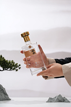 Silence王采集到白酒摄影白色底