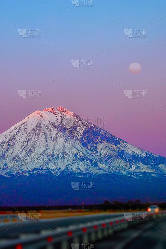 雪山在傍晚的灯光下。冬天的黄昏景观
