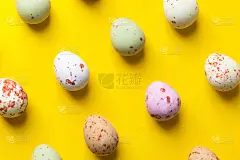 五颜六色的斑点巧克力蛋以等距对角线模式排列在明亮的黄色背景上。复活节卡片海报横幅模板。极简创意时尚风