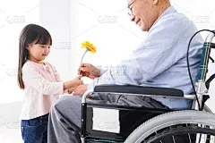 女孩把花传给爷爷