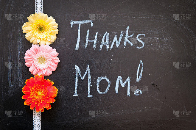 谢谢妈妈，在黑板上手写题词