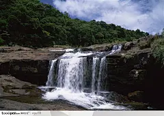 山水瀑布桌面壁纸图片素材，短小的瀑布