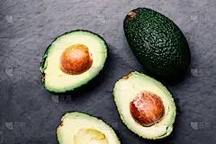 新鲜的绿色牛油果放在有复印空间的木桌上。Avocad