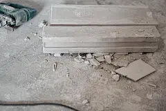 地板上放着一个电锯。石膏板。公寓的内墙使用带槽脊的石膏混凝土板。企口石膏块
