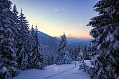 雪后冬季山上的日落