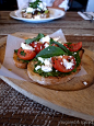 Friends of Mine這是朋友點的bruschetta with grilled ciabatta, basil pesto, roasted tomato, and feta (13.90澳幣)。烤過的夏巴塔麵包搭配羅勒松子醬，焗烤番茄，和菲達羊奶起司，是個很對味的組合（我沒有嚐，不過它看起來沒我點的好吃，嘿嘿。)