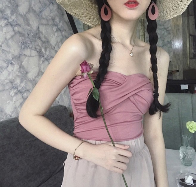 一个人其实也很好<br/>不过是寂寞时没...