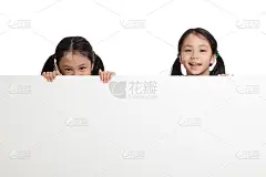 快乐的亚洲双胞胎女孩后面的白色空白横幅