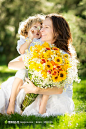 户外怀抱鲜花的母女俩高清摄影图片素材