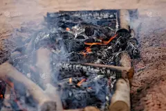 火焰与黑色背景高火焰。