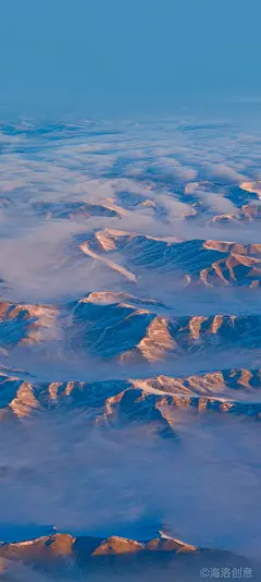 那些让人向往的绝美地貌•蒙古山脉、作为这片土地上的脊梁骨，恍若一条巨龙蜿蜒起伏，将草原与天际紧密相连。这里的山峰高耸入云，山间溪流潺潺，草原上牛羊成群，牧歌悠扬。——蒙古山脉#蒙古