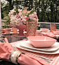 Terrific pink table.. look at those flowers!