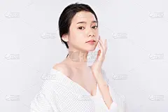 描绘年轻亚洲女性干净清新裸露肌肤的概念。亚洲女孩美容面部护肤和健康养生，面部护理，完美肌肤，自然妆容
