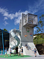 自由公园体育场游戏装置 FREW PARK ARENA PLAY STRUCTURE / Guymer Bailey Architects :   Guymer Bailey Architects：体育场的游戏装置不像周围的其他游乐场。它建设在米尔顿标志性的网球体育场曾经矗立过的场地上，它的主题解构通过反映体育场空间的当代游戏场地来纪念历史。 Guymer Bailey Architects：The Arena Play Structure ...