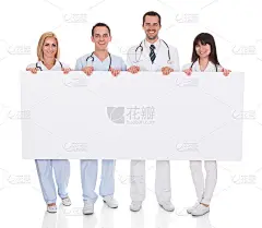 带着海报的医生小组