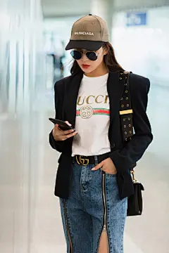 组图：“仙子”温心黑西装混搭开叉牛仔裤 衣品在线攻气十足 : 近日，“仙子”温心一身时尚街拍look引爆潮流。温心手插口袋疾步行走显霸气，攻气十足超惹眼。