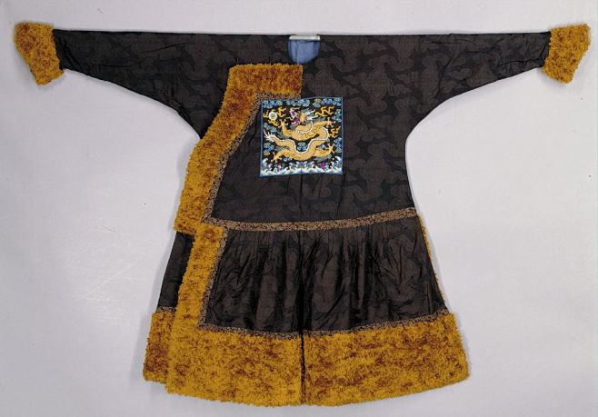 【石青色云纹缎地平金蟒补袷朝服】
　　石...
