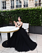 组图：宋慧乔巴黎户外拍美照 长裙造型优雅似黑天鹅 : 韩国女艺人宋慧乔今天在SNS发布多张近照，展示其优雅迷人的魅力而吸引了人们的目光。