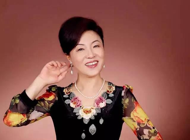 134e0002adf70fb30bd1 韩宁宁，女，字静安，北京人，中书协会员。她的书法行楷为宗，兼收并蓄。2008年前后，她耗时一年书写的 ...