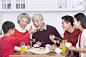 家庭,吃,年夜饭,春节,老年人图片ID:VCG211130735450