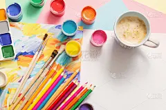 一杯咖啡，颜料，白色背景上的铅笔