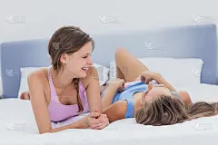 朋友们在一起说说笑笑