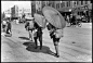 南京1949年，一个老外拍的，打油伞的战士？还有戴斗笠的，有点萌#老照片#