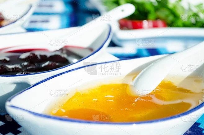 早餐桌上有榅桲，樱桃和杏子果酱素材-花瓣网