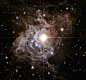 欧洲南方天文台使用哈勃太空望远镜所捕捉到RS船尾座（RS Puppis）图像，其中一个明亮的恒星周围散步着灿烂的发射星云