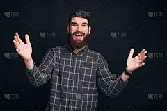 给你，让我抱抱你。年轻的大胡子男子正张开双臂准备拥抱某人。