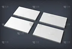四张空白的名片，准备好展示品牌