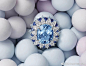Harry Winston 刚刚推出了一个全新的鸡尾酒戒指系列——「Winston Candy」，灵感源自1950至1960年代的历史手稿，强调彩宝主石与配石的色彩碰撞。新系列以碧玺、尖晶石、海蓝宝石、锰铝榴石等彩宝为主石，外圈围镶钻石和彩宝，打造出万花筒般华丽层叠的视觉效果。 2深圳·围岭公园 ​​​​