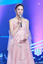 湖南卫视美女主持人刘烨 ，造型百变，简直就是时尚潮人，每一套穿搭都美极了。 ​​​​