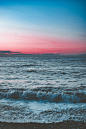 黎明期间海滩的风景照片 