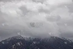 柔和的焦点，朦胧的山景观，戏剧性的抑郁的风景，挪威北欧自然户外壁纸背景概念摄影