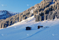 冬季阿尔卑斯山山上的小茅屋。