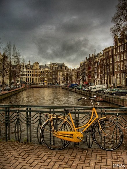运河交错、街道狭窄的阿姆斯特丹十分适合骑...