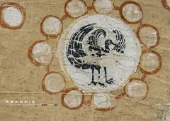 唐 伏羲女娲图 新疆吐鲁番出土 旅顺博物馆藏
The Tang Dyasnty（618-907）/Juan-silk with Fuxi and Nuwa/Unearthed from Tulufan,Xinjiang China/Lushun Museum
绢质 伏羲像余面部 女娲像余上本身 女娲右手持规 面部施淡红色妆 着半袖外衣 伏羲女娲头间绘三足鸟太阳 画面其余部分间绘星辰