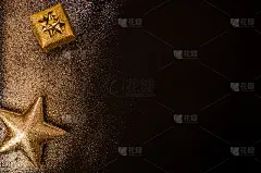 奢华的背景概念由金色闪亮的闪光尘埃梯度在黑暗的表面上与银色丝带和闪亮的星星闪闪的礼盒，现代优雅的概念