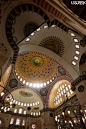 苏雷曼尼亚清真寺是奥斯曼建筑的代表，大圆顶直径26.5米，由四根高53米的粗大的石柱支撑。以精美的装饰和阿拉伯书法闻名。 苏雷曼尼亚清真寺的气氛确实不同于蓝色清真寺，取胜之处在于空间创造出来的崇高庄重感，同时不以华丽取胜，谨守传统奥斯曼建筑的风格，内部各空间紧密的结合，各种造型的玻璃窗和红白砖拱的搭配，协调而不夸示。