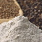 小麦面粉
小麦经磨制加工后，即成为面粉，也称小麦粉。面粉按加工精度和用途不同分为等级粉和专用粉两大类：（1）等级粉：按加工精度不同可分为特制粉、标准粉、普通粉三类；
（2）专用粉：专用粉是利用特殊品种小麦磨制而成的面粉；或根据使用目的的需要，在等级粉的基础上加入食用增白剂、食用膨松剂、食用香精及其他成分，混合均匀而制成的面粉。专用粉的种类多样，配方精确，质量稳定，为提高劳动效率、制作质量较好的面制品提供了良好的原料。面粉中所含营养物质主要是淀粉，其次还有蛋白质、脂肪、维生素、矿物质等。