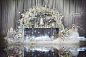 低调奢华的银色主题婚礼《The éclair》+来自：婚礼时光——关注婚礼的一切，分享最美好的时光。#唯美梦幻风婚礼# #甜品桌# #花艺设计#