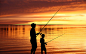 在湖边钓鱼的父子高清摄影图片