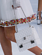 美而冷艳的包袋来自香奈儿（Chanel）2016春夏机场秀
