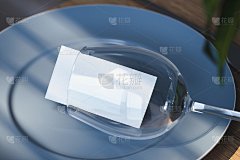 白碟盘上有空白名片的酒杯。3 d渲染。