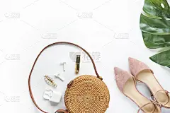 夏季服装。棕色十字包，耳机，粉色鞋。平躺，俯视图。女性，夏日街头风格。女士的框架配件