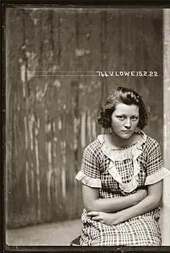 这是一组来自悉尼的档案资料，他们是上世纪20年代的警局所拍的犯罪分子肖像照。已不仅仅是记录图像，不乏摄影师的主观意识，堪比时尚海报。每一张照片都有它的故事。