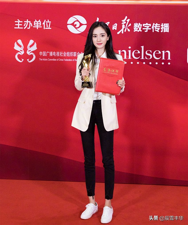 杨幂“腿精”的称号没跑了！近日，杨幂晒出...
